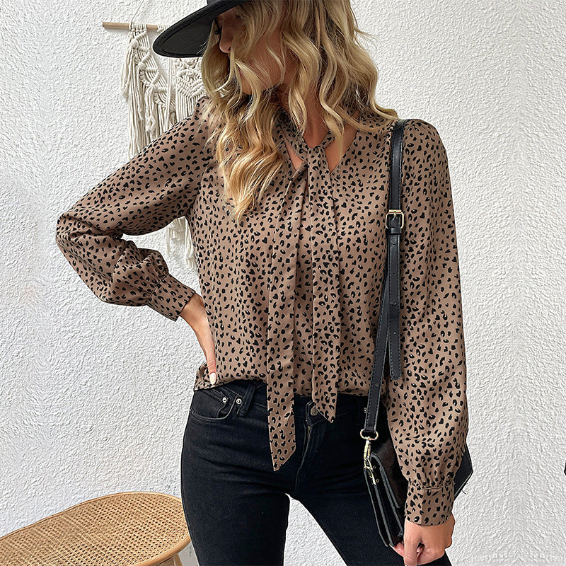 Damen Schluppenbluse aus leichtem Viskose‑Mix mit Bindekragen, Manschettenärmeln und Animal‑Print Drune