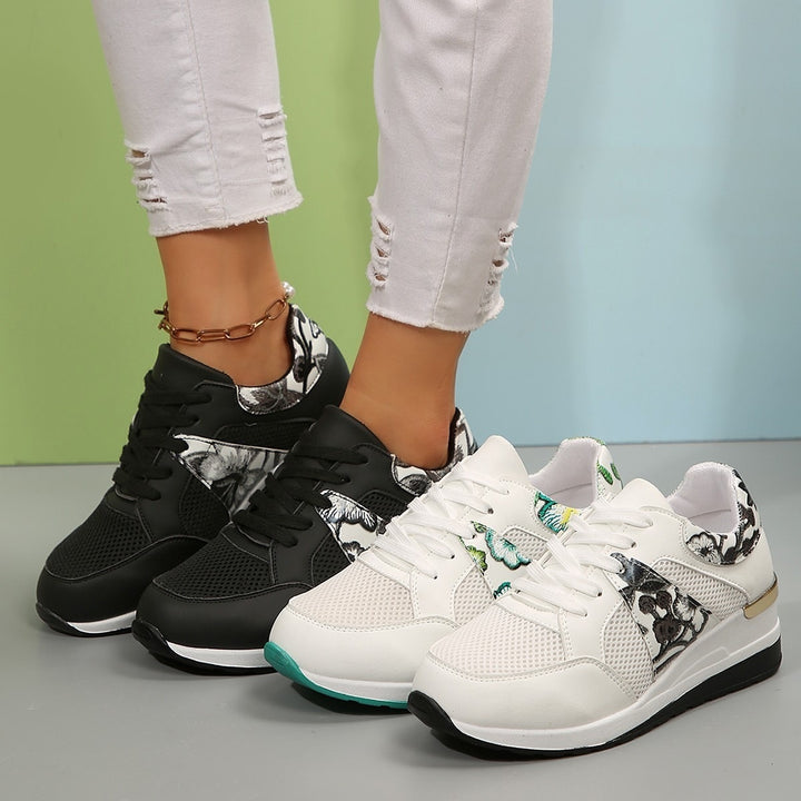 Damen Keil-Sneaker mit floraler Stickerei, Mesh-Einsätzen und Metallapplikation Drune
