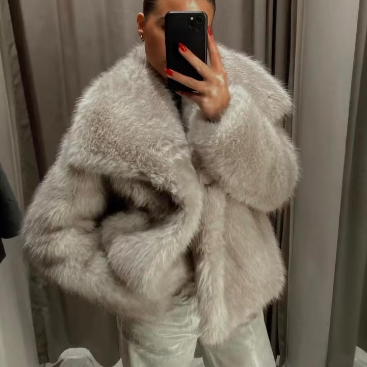 Damen nan Kurzblouson aus langflorigem Kunstfell mit voluminösem Schalkragen und eleganter Boxy‑Silhouette Drune
