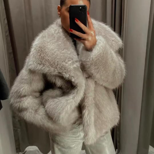 Damen nan Kurzblouson aus langflorigem Kunstfell mit voluminösem Schalkragen und eleganter Boxy‑Silhouette Drune
