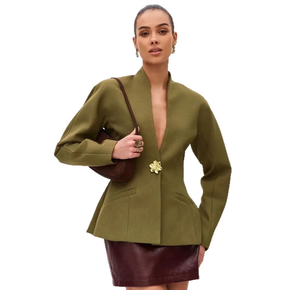 Damen Skulptural taillierte Jacke mit Schößchen, Stehkragen und Schmuckbrosche Drune