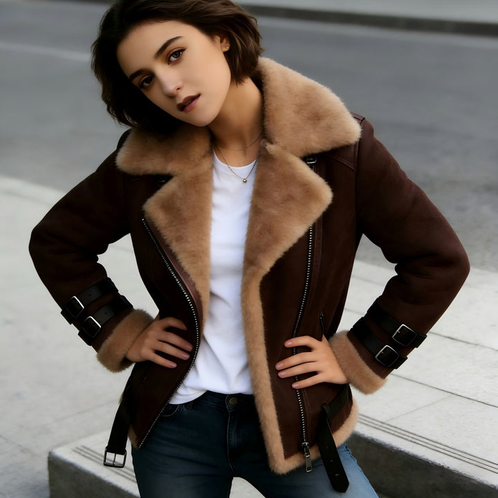 Damen Kurzjacke im Fliegerstil mit abgesetztem Fellkragen und verstellbaren Schnallen Drune