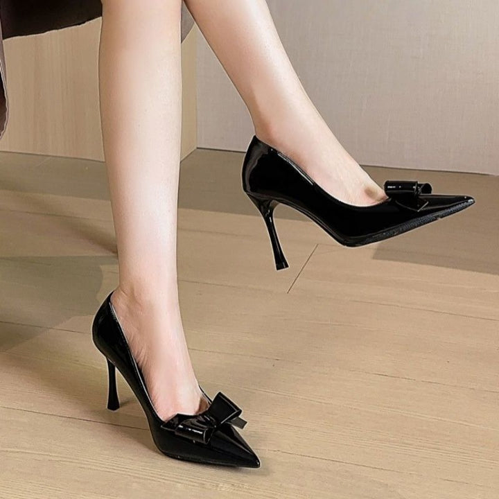 Damen Spitz zulaufende Lack‑Pumps mit geschwungener Zehenkappe und dekorativer Schleife Drune