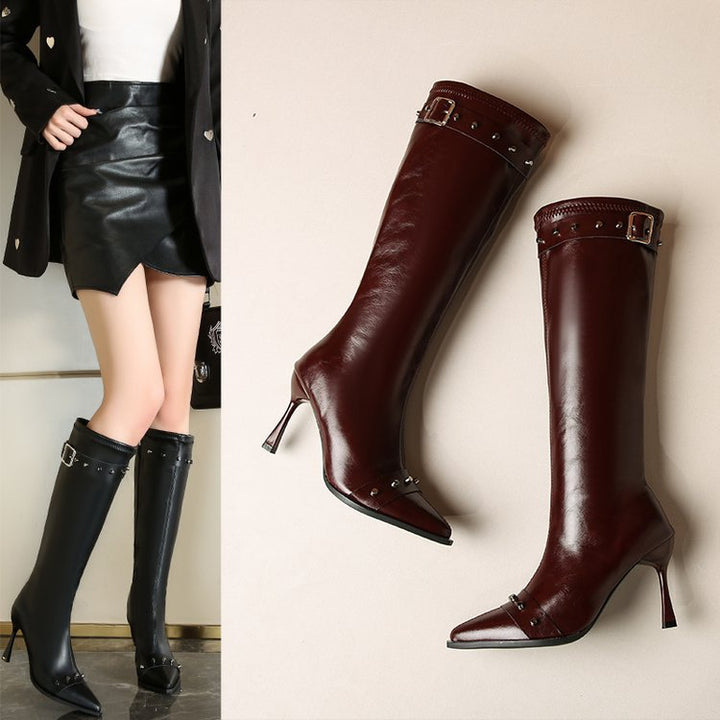 Damen Kniehohe Stiefel mit spitzer Zehenpartie, skulpturellem Stilettoabsatz und Zierriemen Drune