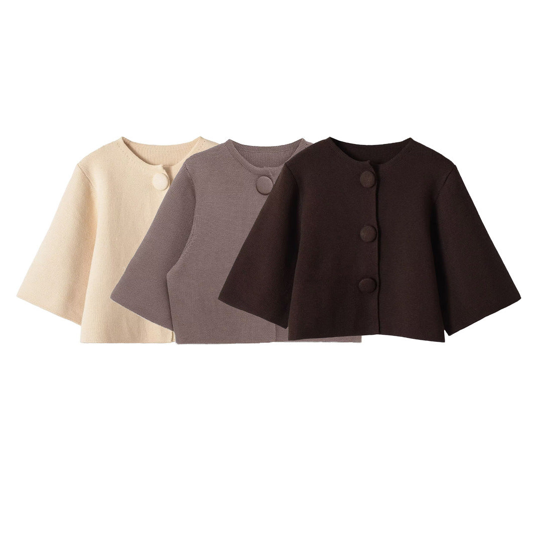 Damen Kurzcape-Strickjacke mit überschnittenen Ärmeln und bezogenen Zierknöpfen Drune