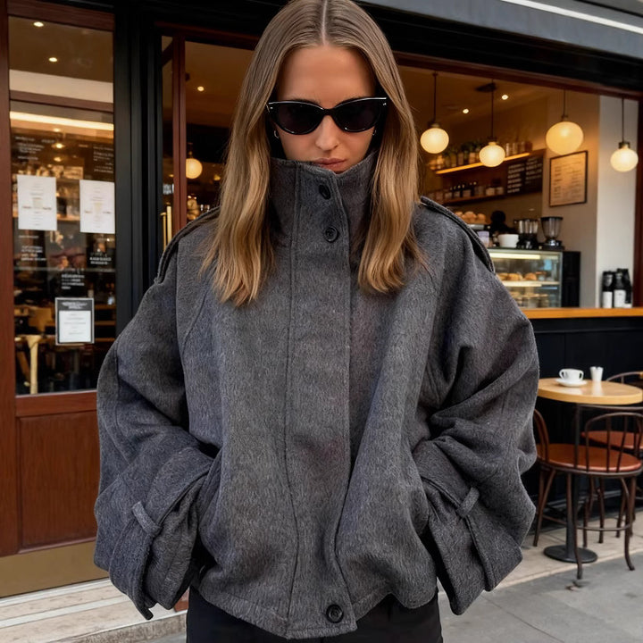 Damen Kurze Wollmix‑Jacke mit Stehkragen, Schulterklappen und verstellbaren Manschetten Drune