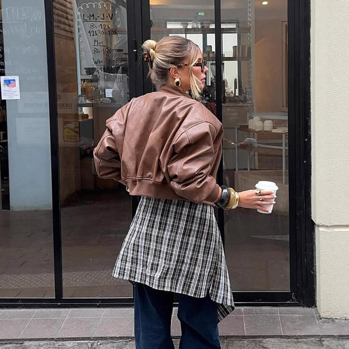 Damen Kurzgeschnittener Kunstleder-Bomber mit geripptem Kragen, Reißverschluss & Zip-Brusttasche Drune