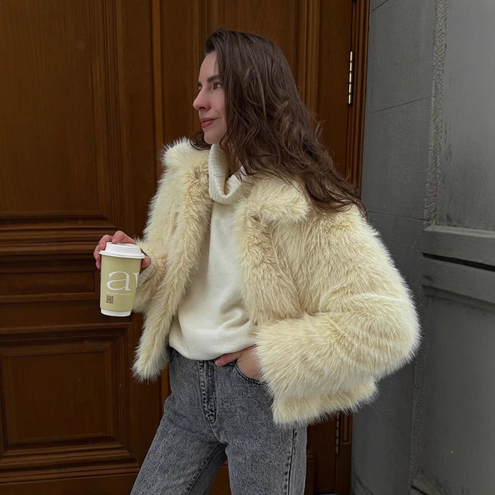 Damen Kurzblouson aus langfaserigem Kunstpelz mit kastiger Silhouette und Schalkragen Drune
