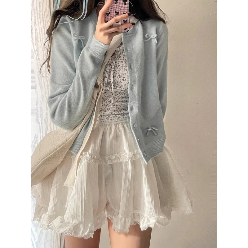 Damen Strickjacke mit zarter Blumenapplikation und Rüschensaum Drune