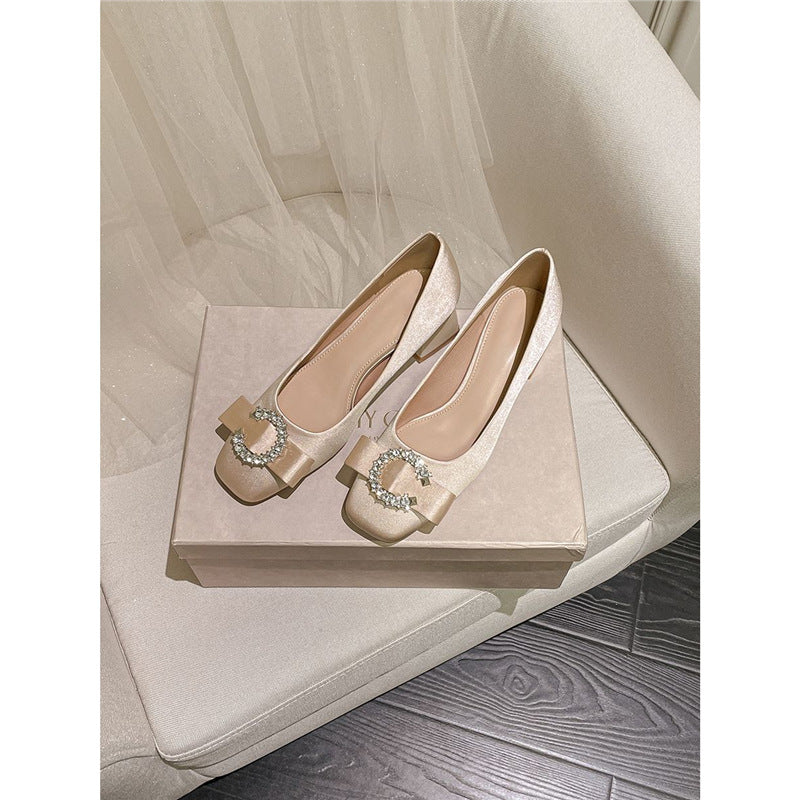 Damen Satin‑Ballerinas mit mittlerem Blockabsatz, gepolstertem Komfortfußbett und funkelnder Schleifenbrosche Drune