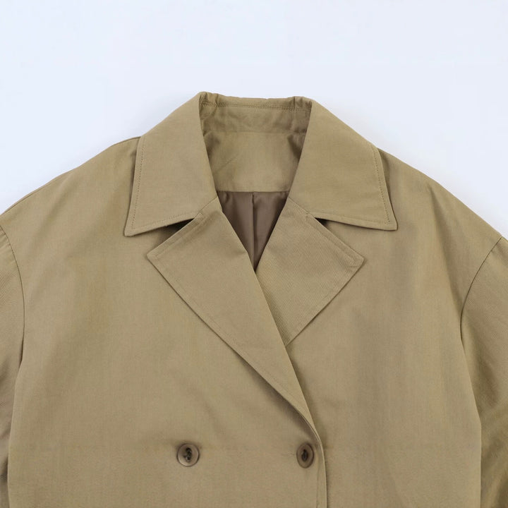 Damen Kurz geschnittener Cape‑Trench mit kastiger Silhouette und halblangen Ärmelriegeln Drune