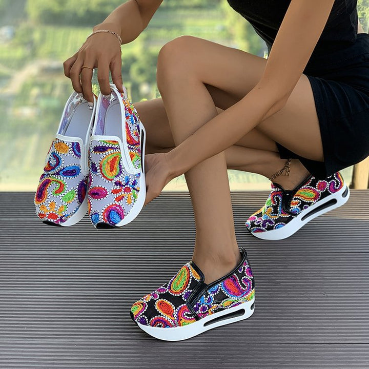 Damen Slip-On Keil-Sneaker mit besticktem Canvas-Obermaterial und luftgepolsterter Plateau-Sohle Drune