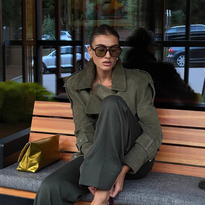Damen Kurzjacke aus Veloursleder-Optik mit Taillengürtel, Schnallen & Oversize-Kragen Drune