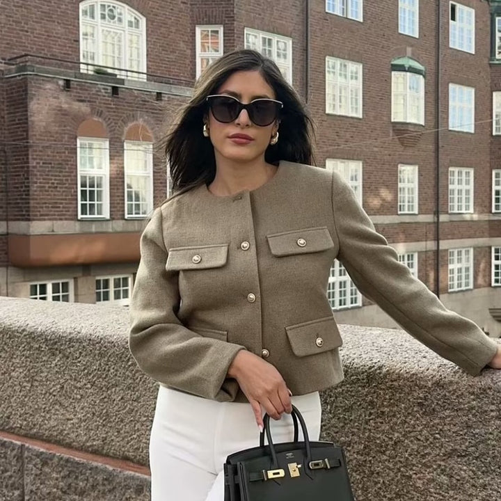 Damen Bouclé-Cropped-Jacke mit vier Pattentaschen und goldenen Schmuckknöpfen Drune
