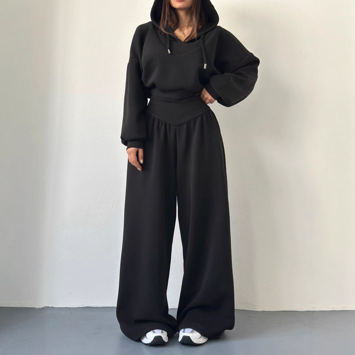 Damen Cropped Hoodie und weite Freizeithosen Kombination mit modischem Schnitt