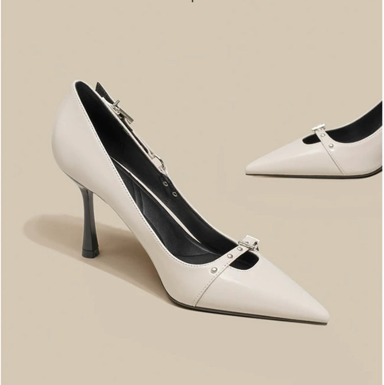 Damen Spitz zulaufende Lackpumps mit schmalem Stiletto und Zierdetail Drune
