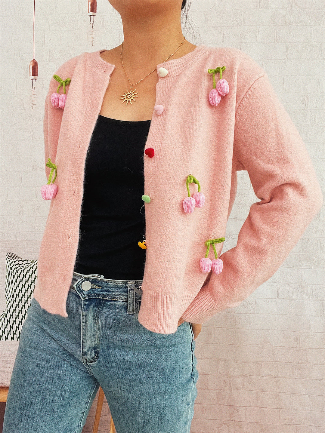 Damen Strickjacke mit fröhlichen Blumenapplikationen Drune