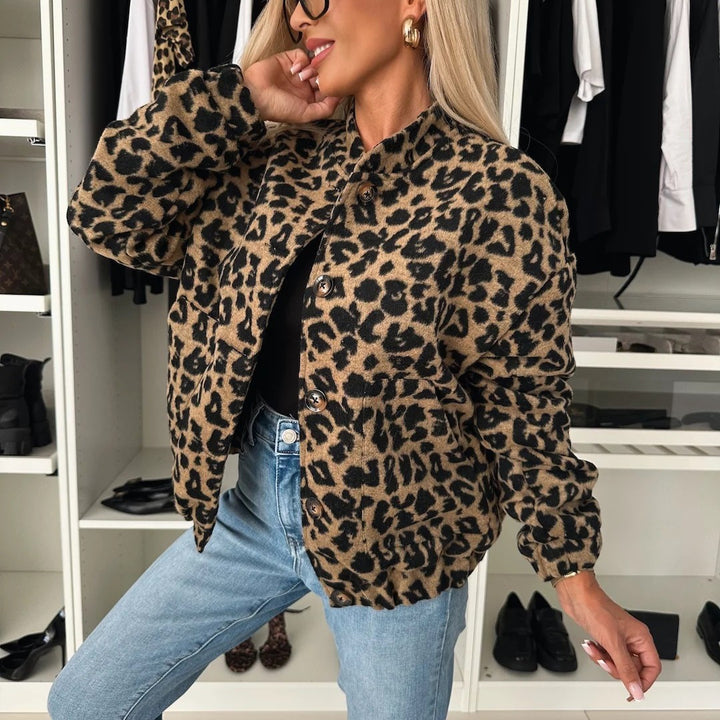 Damen Kurzjacke im Leopardenprint mit Stehkragen, Knopfleiste und elastischem Saum Drune