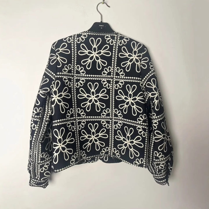 Damen nan gesteppte Kurzjacke im ornamentalen Bandana‑Print mit Rundhalsausschnitt und Zierpaspel Drune