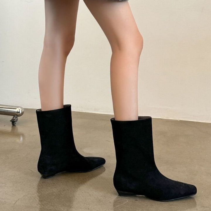 Damen Midi‑Stiefeletten mit spitzer Zehenform, Veloursleder‑Optik und schlankem Keilabsatz Drune