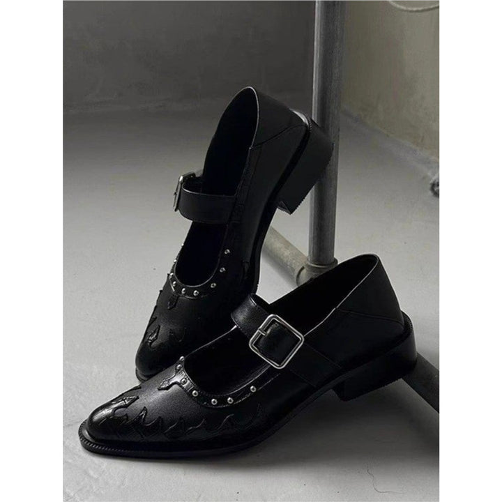 Damen Ledermules mit Schnallenriemen, spitzer Zehenform und Nietenbesatz Drune