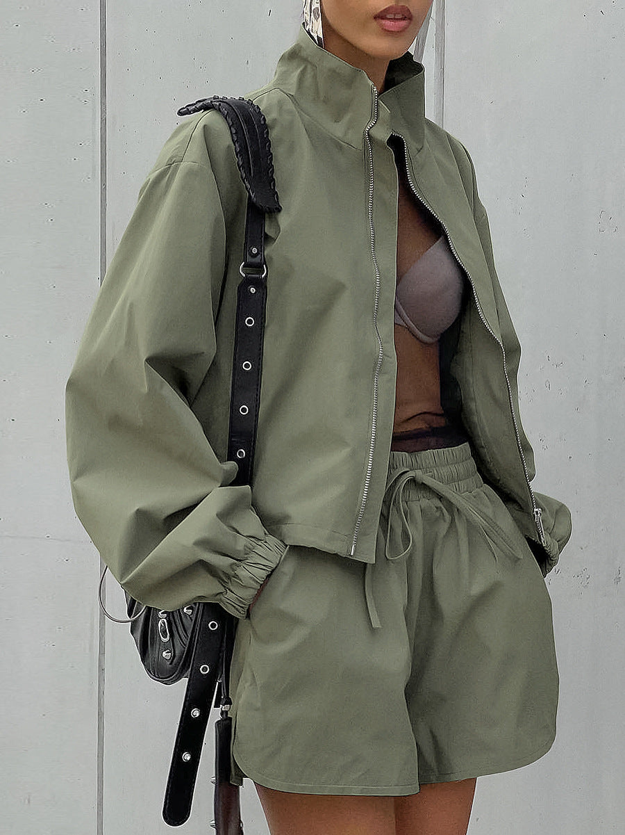 Damen stylisches Sportoutfit mit reißfestem Windbreaker und luftigen Shorts Drune