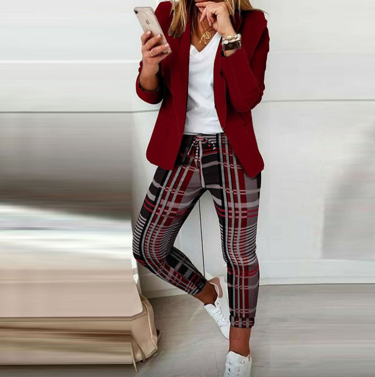 Zweiteiliges Set für Damen: Hosenanzug mit Muster, bestehend aus einem langärmeligen Blazer (offene Front, taillierter Schnitt) und einer unifarbenen langen Hose – ideal fürs Büro – DRUNE