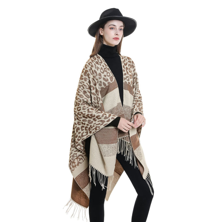 Damen Oversize-Ruana mit Leo-Jacquard, Fransen und weichem Wollmix Drune