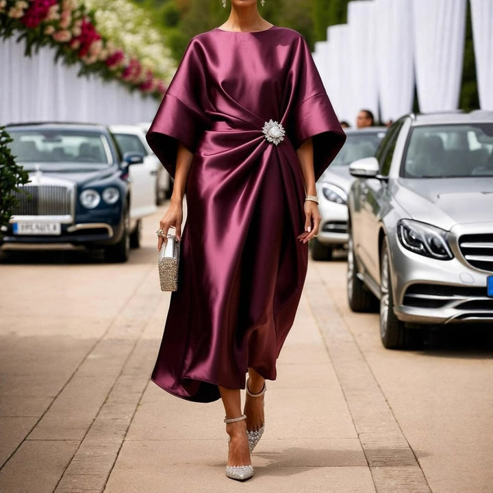 Damen nan elegantes Satin-Kaftan-Midikleid mit Kimonoärmeln seitlicher Drapage und Zierbrosche Drune