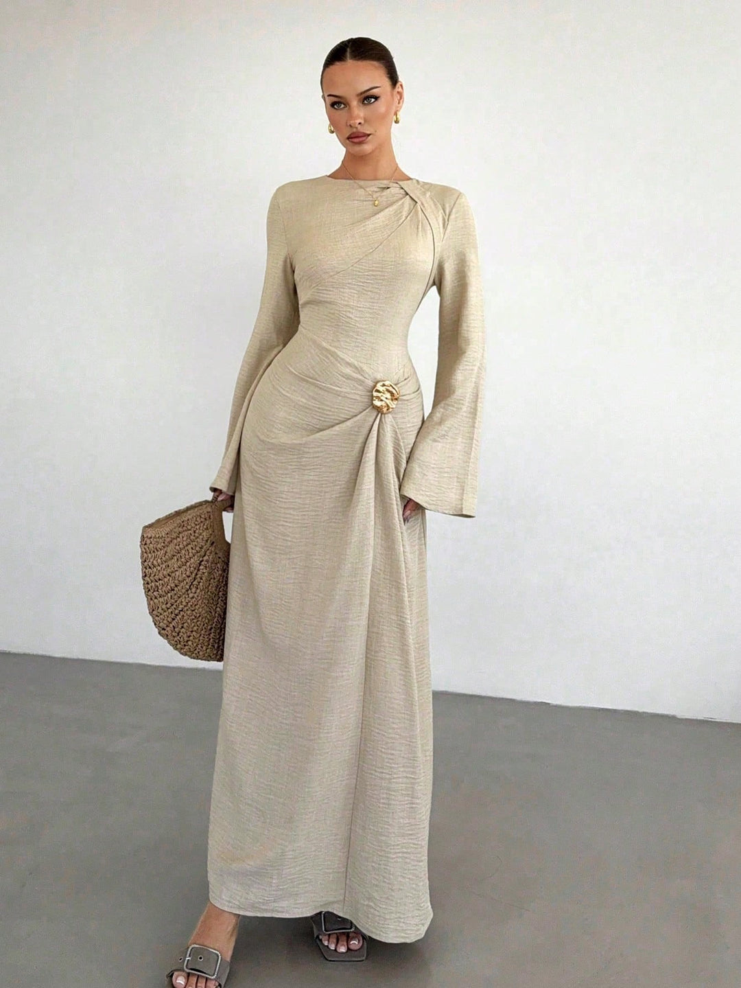 Damen Maxikleid mit Drapierter Taille, langen Glockenärmeln und Zierbrosche Drune