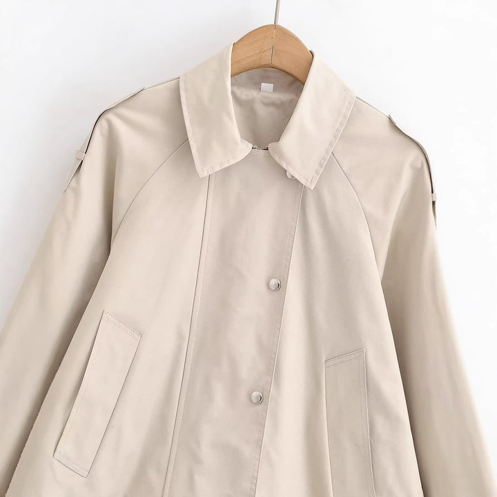 Damen Cropped Trenchjacke im Boxy‑Schnitt mit Schulterklappen und Druckknöpfen Drune