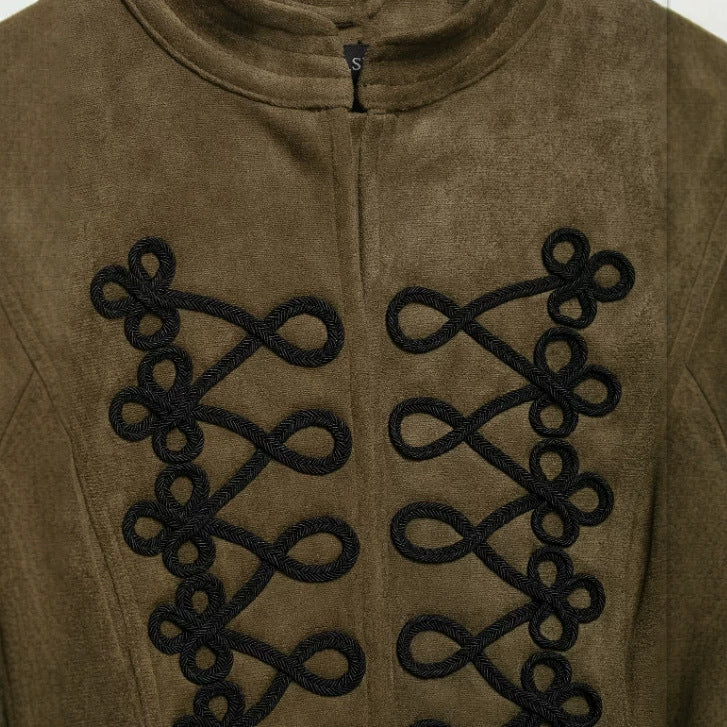 Damen Kurz geschnittene Wildlederjacke im Military‑Look mit Stehkragen und dekorativer Kordelfrosch‑Applikation Drune