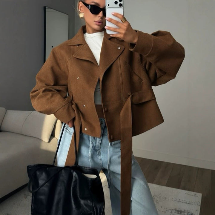 Damen Taillierte Kurzjacke im Blouson‑Stil mit Bindegürtel und Stehkragen Drune
