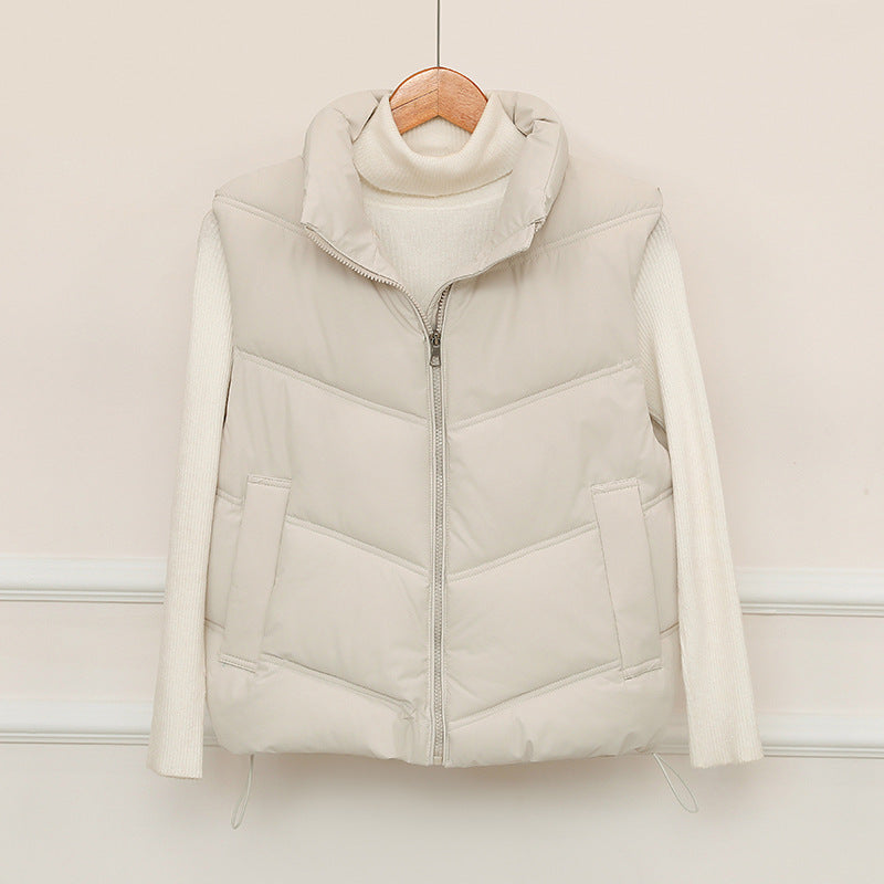 Damen Kurz geschnittene Puffer‑Steppweste mit V‑Quilt, hohem Stehkragen und Kordelzugsaum Drune