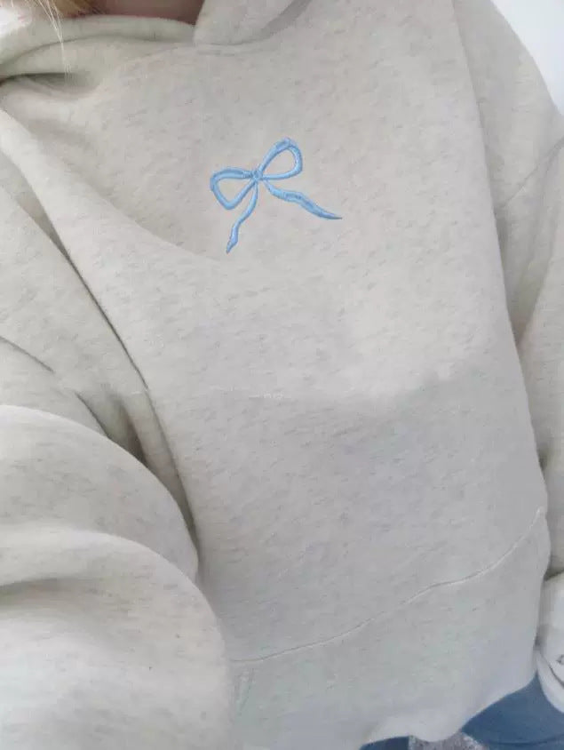 Damen Oversize Hoodie Sweatshirt mit zartem Stickdesign auf der Vorderseite und gesticktem Schriftzug auf der Rückseite Drune