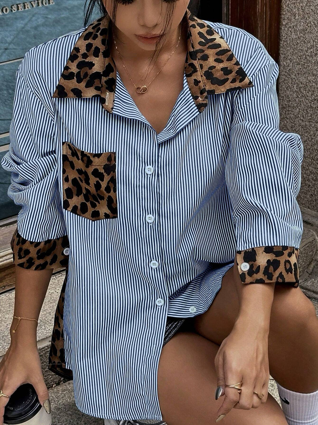 Damen Oversize-Hemdbluse mit Nadelstreifen und Leoprint-Details Drune