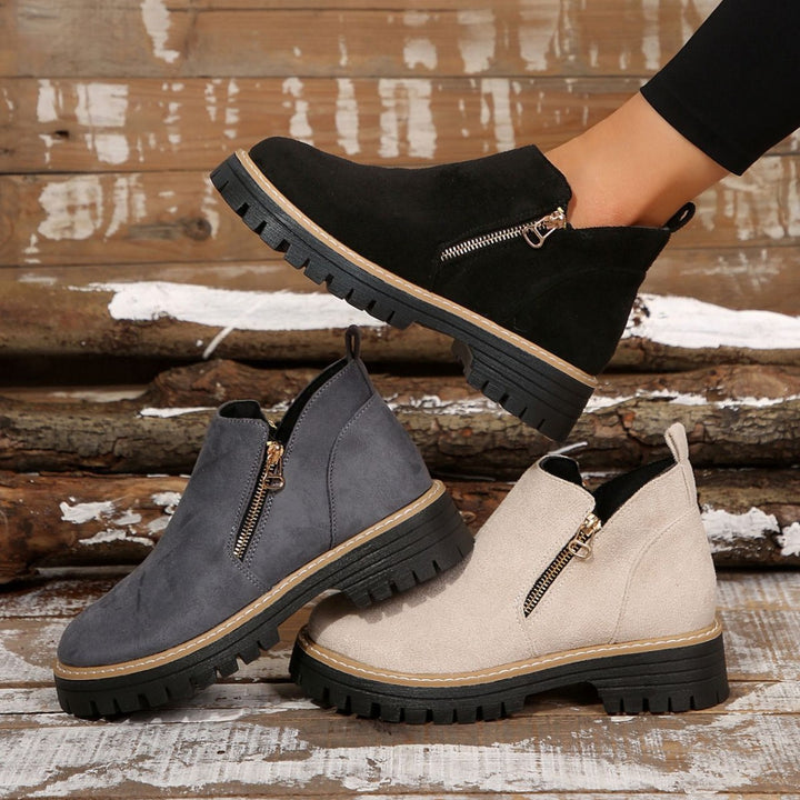 Damen Kurzschaft-Stiefelette aus Velourslederoptik mit profilierter Gummisohle und seitlichem Reißverschluss Drune