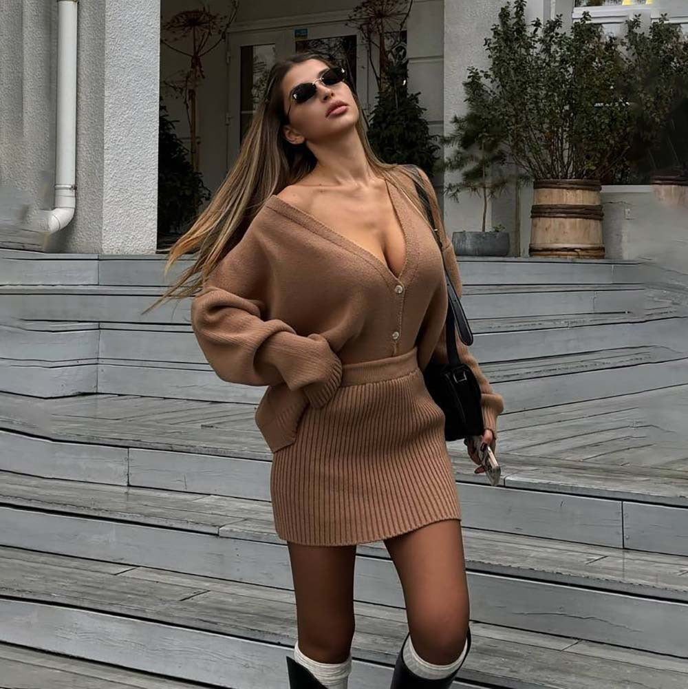 Damen Strick-Anzug mit tiefem V-Ausschnitt und Knopfdetail Drune