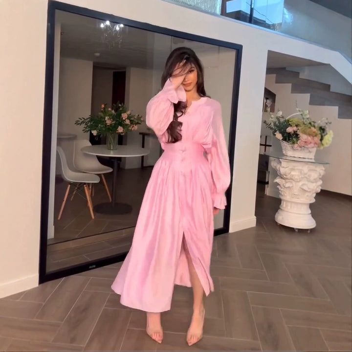 Damen Maxikleid aus Satin mit taillierter Raffung, Stehkragen und vorderem Schlitz Drune