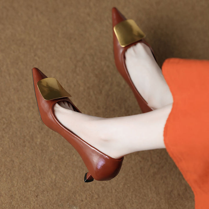 Damen Spitz zulaufende Kitten‑Heel Pumps mit dekorativer Metallapplikation Drune