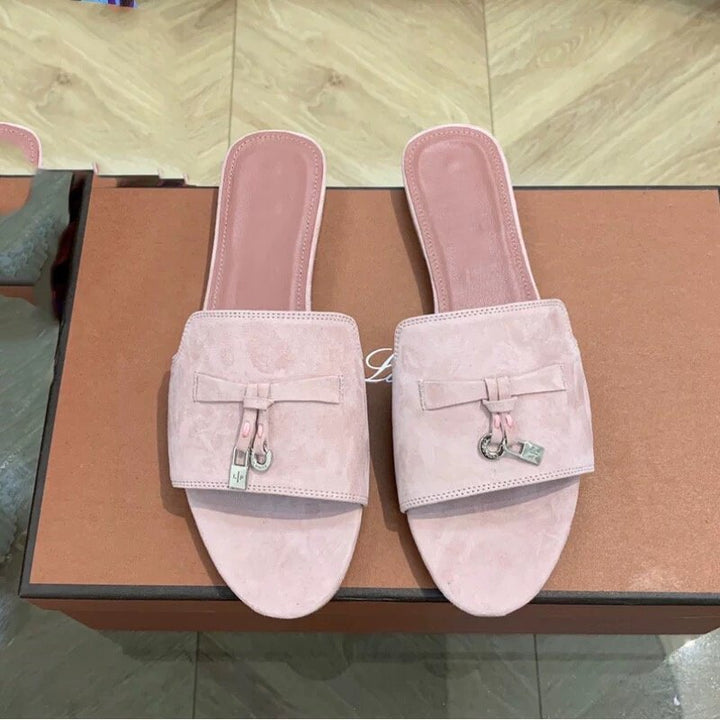 Damen Elegante Slippers aus weichem Wildleder mit dekorativem Riemendesign Drune