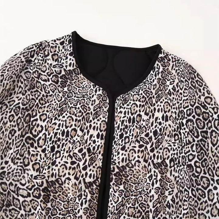 Damen nan gesteppte Kurzjacke mit Leoprint, offenem Rundhalsausschnitt, kontrastpaspel und aufgesetzten Taschen Drune