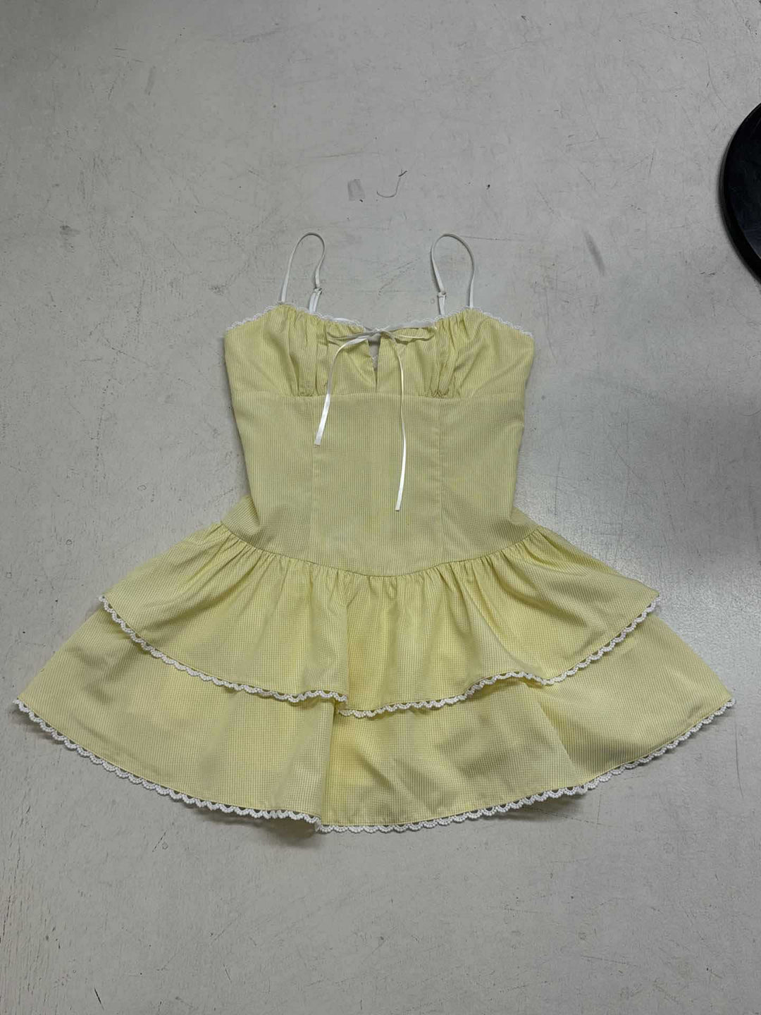 Damen Top mit voluminösem Rüschensaum und feinen Spitzendetails Drune
