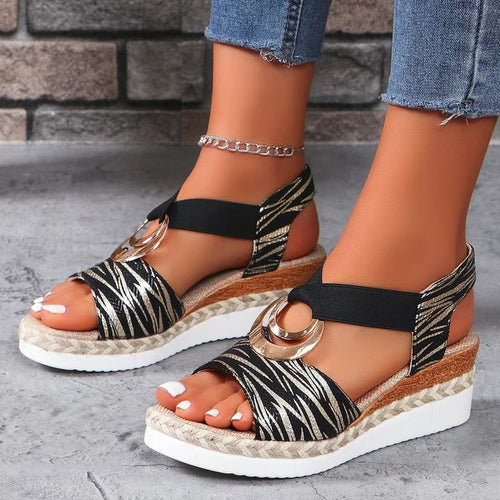 Damen Keil-Sandalen mit Metallic-Optik, dekorativem Ring und Elastik-Fersenriemen Drune