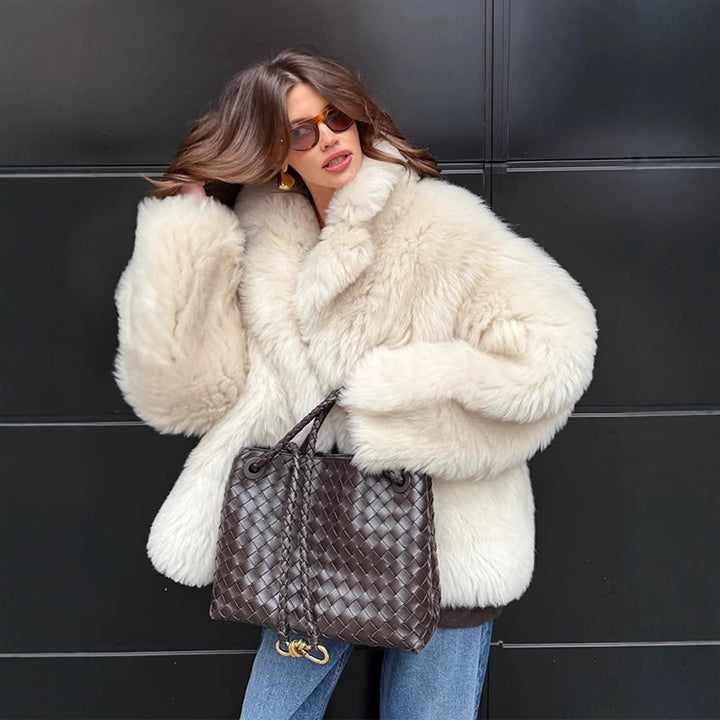 Damen Kurzmantel aus voluminösem Faux‑Fur mit gerundetem Schalkragen und kastiger Silhouette Drune