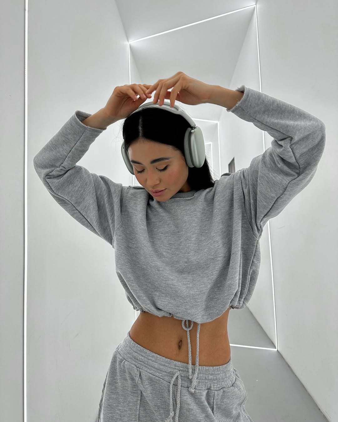 Damen kurzes Sweatshirt mit Kordelzug und Oversize-Ärmeln Drune
