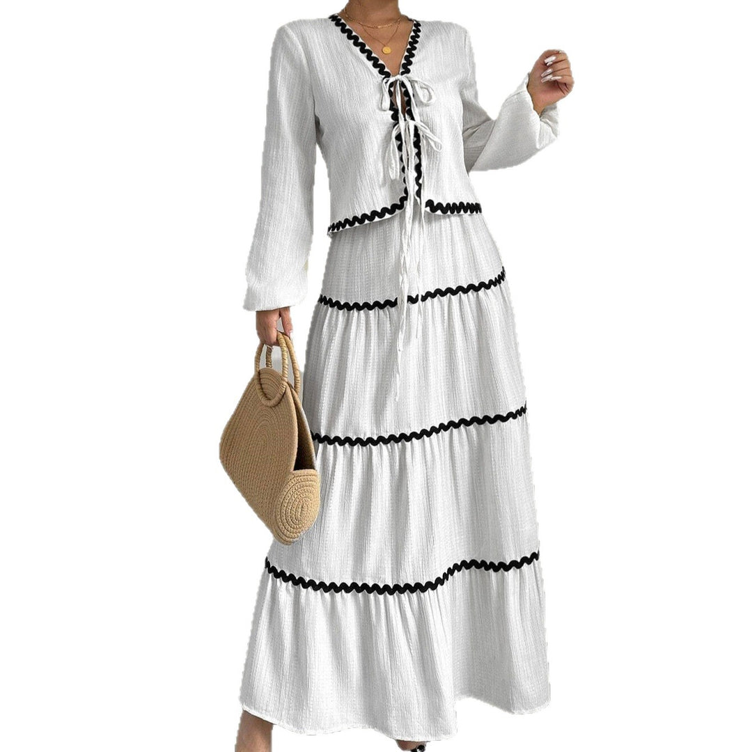 Damen Maxi-Kleid mit verspieltem Schnürungsausschnitt und elegantem Rüschenboden Drune
