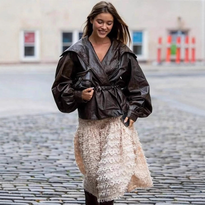 Damen Taillierter Lederimitat-Blouson mit weitem Schalkragen, voluminösen Ballonärmeln und doppeltem Nietengürtel Drune