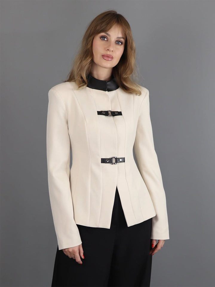 Damen Taillierter Blazer mit Stehkragen, Wiener Nähten und dekorativen Gurtverschlüssen Drune