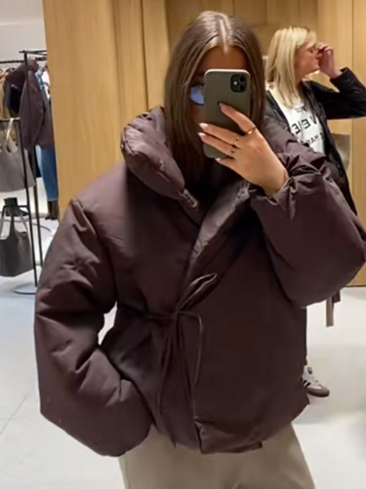 Damen Kurze wattierte Oversize-Pufferjacke mit Kapuze und Bindegürtel Drune